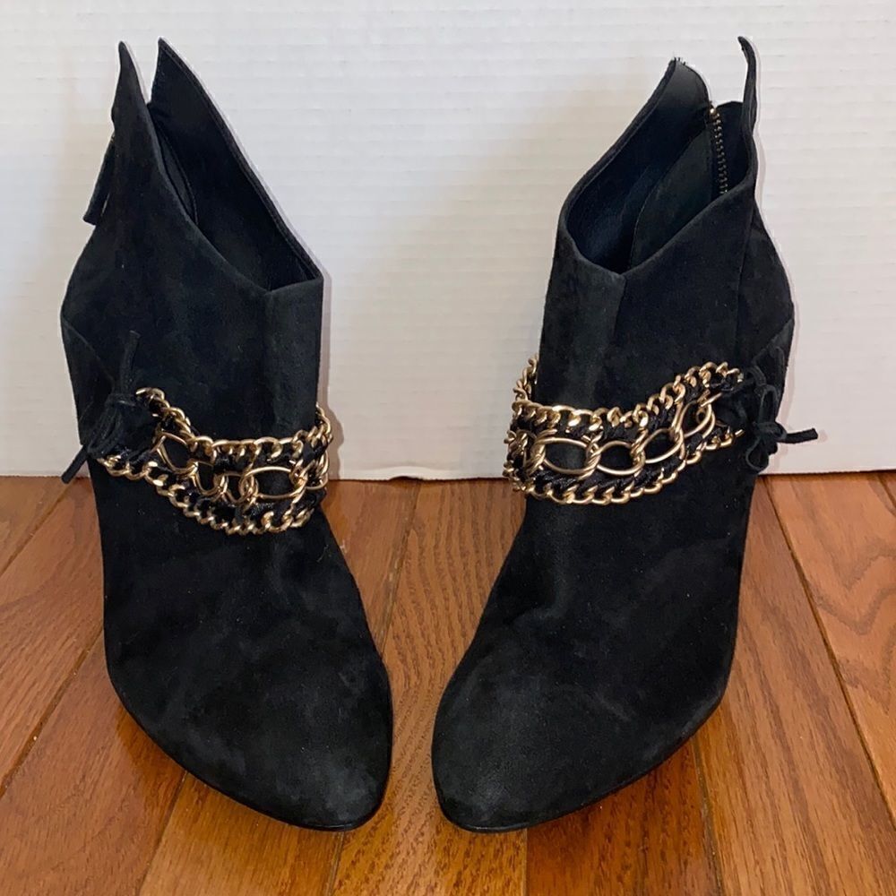 Size 9.5 B .Makowsky Leather upper and sole botties.